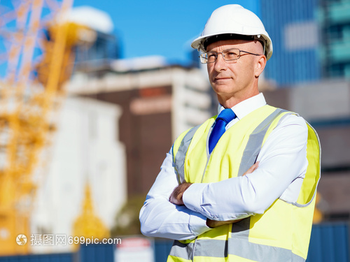 筑夢藍圖下的守護者——記建筑工地上的工程師與建設者